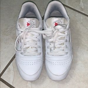Kids size 2 1/2 white Reebok tennis shoes
